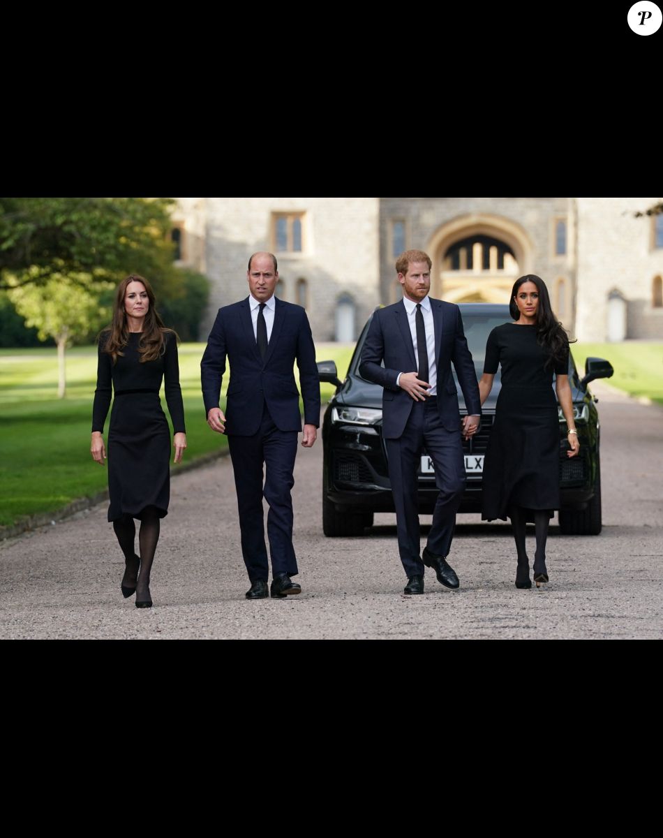 Kate Middleton, le prince William, le prince Harry et Meghan Markle se retrouvent enfin. Ils découvrent ensemble les hommages à la reine Elizabeth II après sa disparition. Le 10 septembre 2022 à Windsor