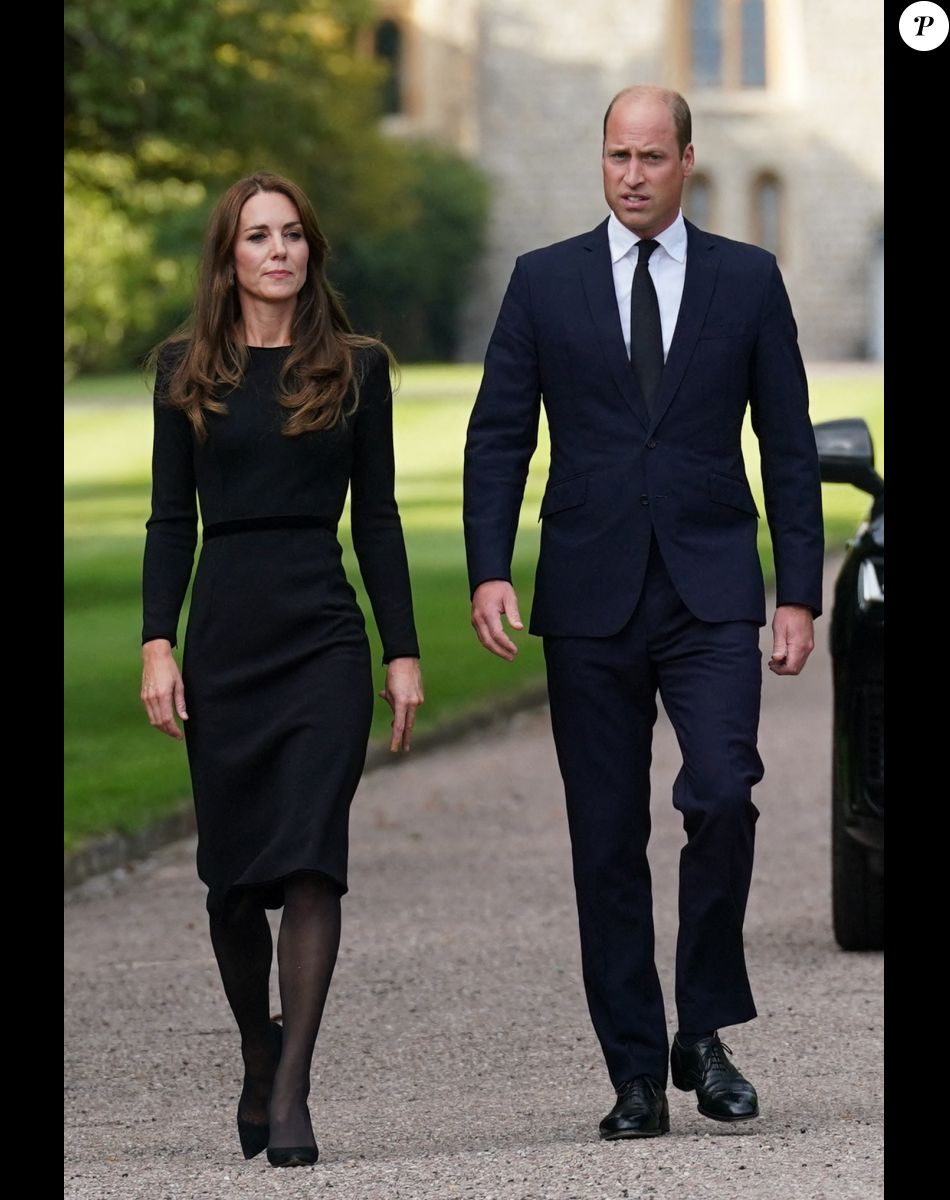 Kate Middleton, le prince William, le prince Harry et Meghan Markle se retrouvent enfin. Ils découvrent ensemble les hommages à la reine Elizabeth II après sa disparition. Le 10 septembre 2022 à Windsor
