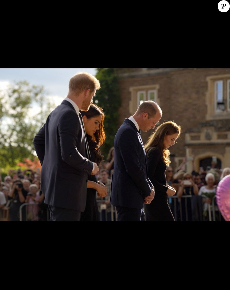 Kate Middleton, le prince William, le prince Harry et Meghan Markle se retrouvent enfin. Ils découvrent ensemble les hommages à la reine Elizabeth II après sa disparition. Le 10 septembre 2022 à Windsor