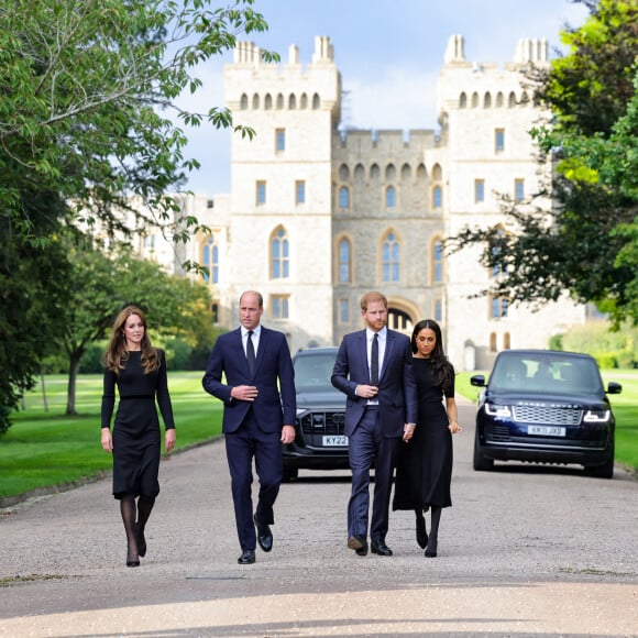 Kate Middleton, le prince William, le prince Harry et Meghan Markle se retrouvent enfin. Ils découvrent ensemble les hommages à la reine Elizabeth II après sa disparition. Le 10 septembre 2022 à Windsor