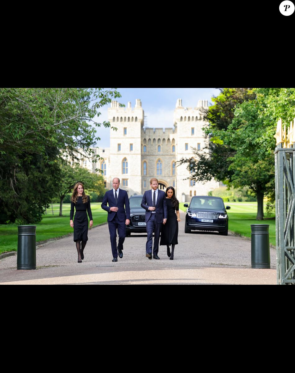 Kate Middleton, le prince William, le prince Harry et Meghan Markle se retrouvent enfin. Ils découvrent ensemble les hommages à la reine Elizabeth II après sa disparition. Le 10 septembre 2022 à Windsor