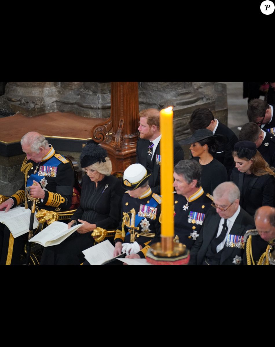 Le roi Charles III d'Angleterre, la reine consort Camilla Parker Bowles, la princesse Anne, Sir Timothy Laurence, le prince Andrew, duc d'York, le prince Edward, comte de Wessex, le prince Harry, duc de Sussex, Meghan Markle, duchesse de Sussex, la princesse Beatrice d'York - Service funéraire à l'Abbaye de Westminster pour les funérailles d'Etat de la reine Elizabeth II d'Angleterre. Le 19 septembre 2022 © Dominic Lipinski / PA via Bestimage