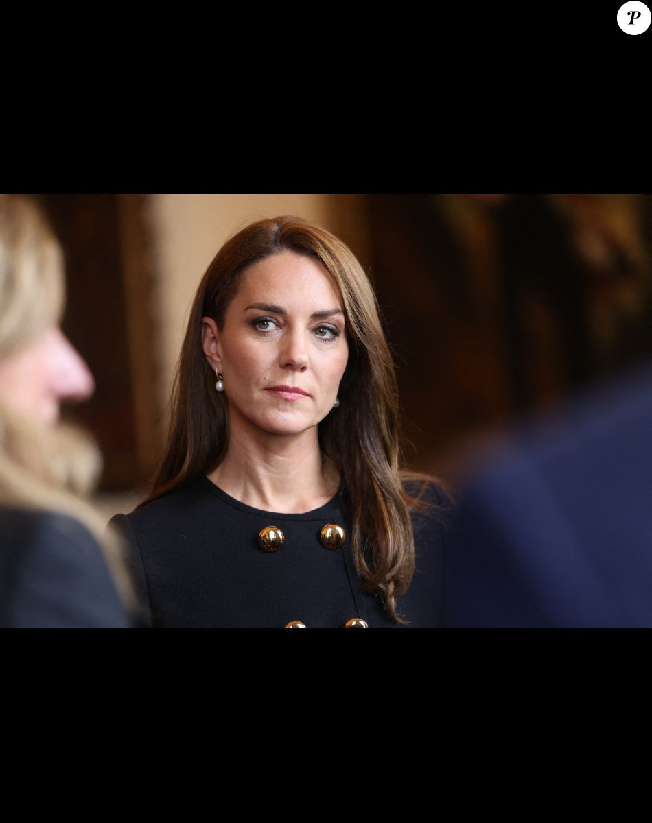 Catherine (Kate) Middleton, princesse de Galles, rencontre des bénévoles et du personnel opérationnel au Windsor Guildhall à Windsor, Royaume Uni, le 22 septembre 2022, afin de les remercier de leur implication dlors des funérailles de la La reine Elisabeth II au château de Windsor.