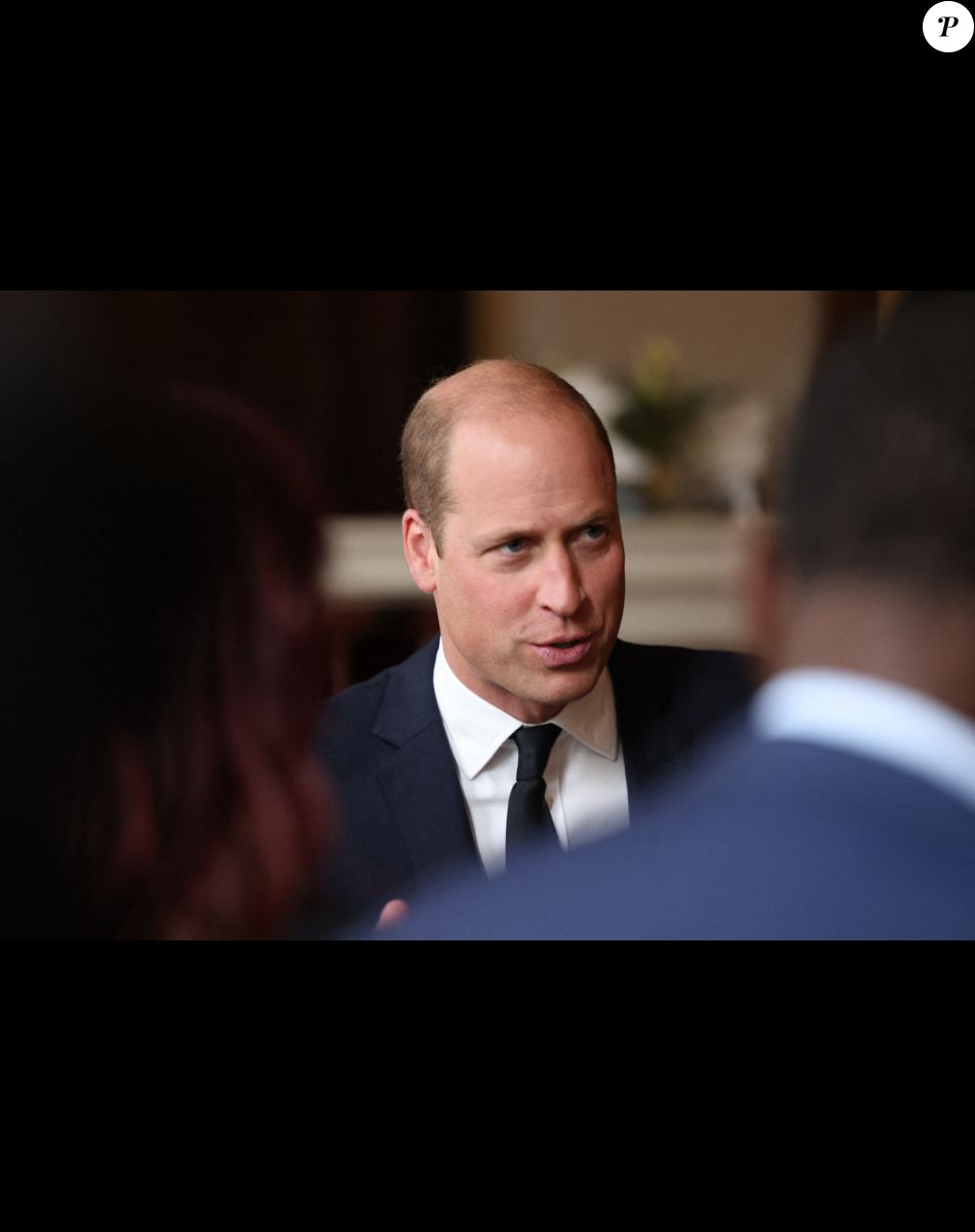 Le prince William, prince de Galles, rencontre des bénévoles et du personnel opérationnel au Windsor Guildhall à Windsor, Royaume Uni, le 22 septembre 2022, afin de les remercier de leur implication dlors des funérailles de la La reine Elisabeth II au château de Windsor.