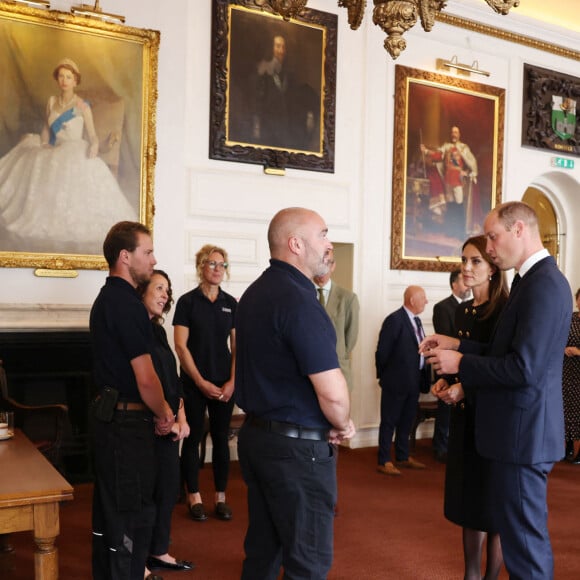 Le prince William, prince de Galles, et Catherine (Kate) Middleton, princesse de Galles, rencontrent des bénévoles et du personnel opérationnel au Windsor Guildhall à Windsor, Royaume Uni, le 22 septembre 2022, afin de les remercier de leur implication dlors des funérailles de la La reine Elisabeth II au château de Windsor. 