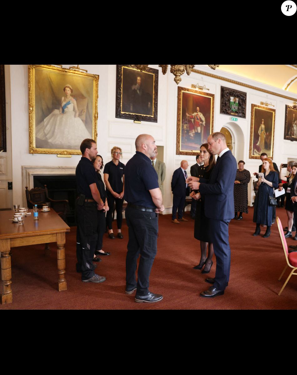Le prince William, prince de Galles, et Catherine (Kate) Middleton, princesse de Galles, rencontrent des bénévoles et du personnel opérationnel au Windsor Guildhall à Windsor, Royaume Uni, le 22 septembre 2022, afin de les remercier de leur implication dlors des funérailles de la La reine Elisabeth II au château de Windsor.