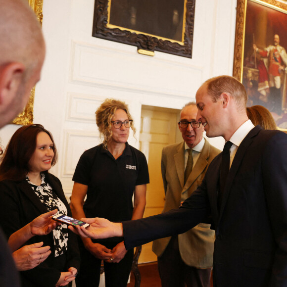 Le prince William, prince de Galles, rencontre des bénévoles et du personnel opérationnel au Windsor Guildhall à Windsor, Royaume Uni, le 22 septembre 2022, afin de les remercier de leur implication dlors des funérailles de la La reine Elisabeth II au château de Windsor. 