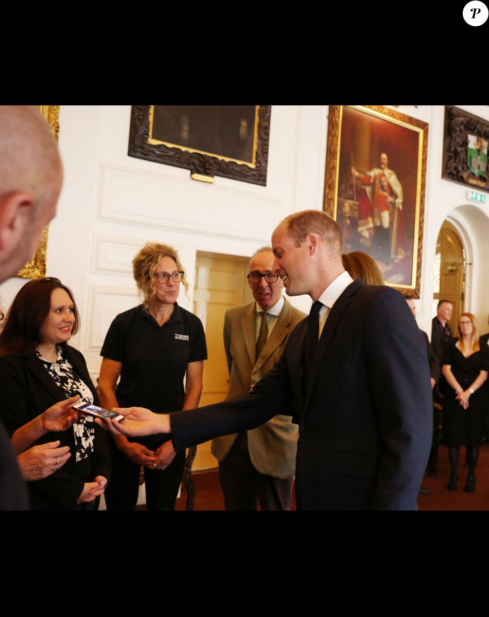 Le prince William, prince de Galles, rencontre des bénévoles et du personnel opérationnel au Windsor Guildhall à Windsor, Royaume Uni, le 22 septembre 2022, afin de les remercier de leur implication dlors des funérailles de la La reine Elisabeth II au château de Windsor.