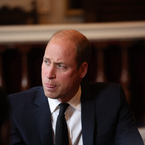 Le prince William, prince de Galles, rencontre des bénévoles et du personnel opérationnel au Windsor Guildhall à Windsor, Royaume Uni, le 22 septembre 2022, afin de les remercier de leur implication dlors des funérailles de la La reine Elisabeth II au château de Windsor. 