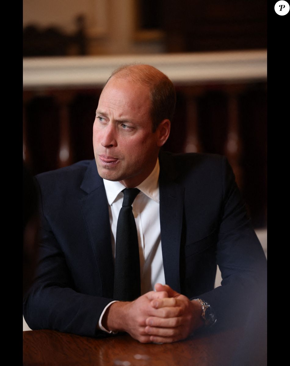 Le prince William, prince de Galles, rencontre des bénévoles et du personnel opérationnel au Windsor Guildhall à Windsor, Royaume Uni, le 22 septembre 2022, afin de les remercier de leur implication dlors des funérailles de la La reine Elisabeth II au château de Windsor.