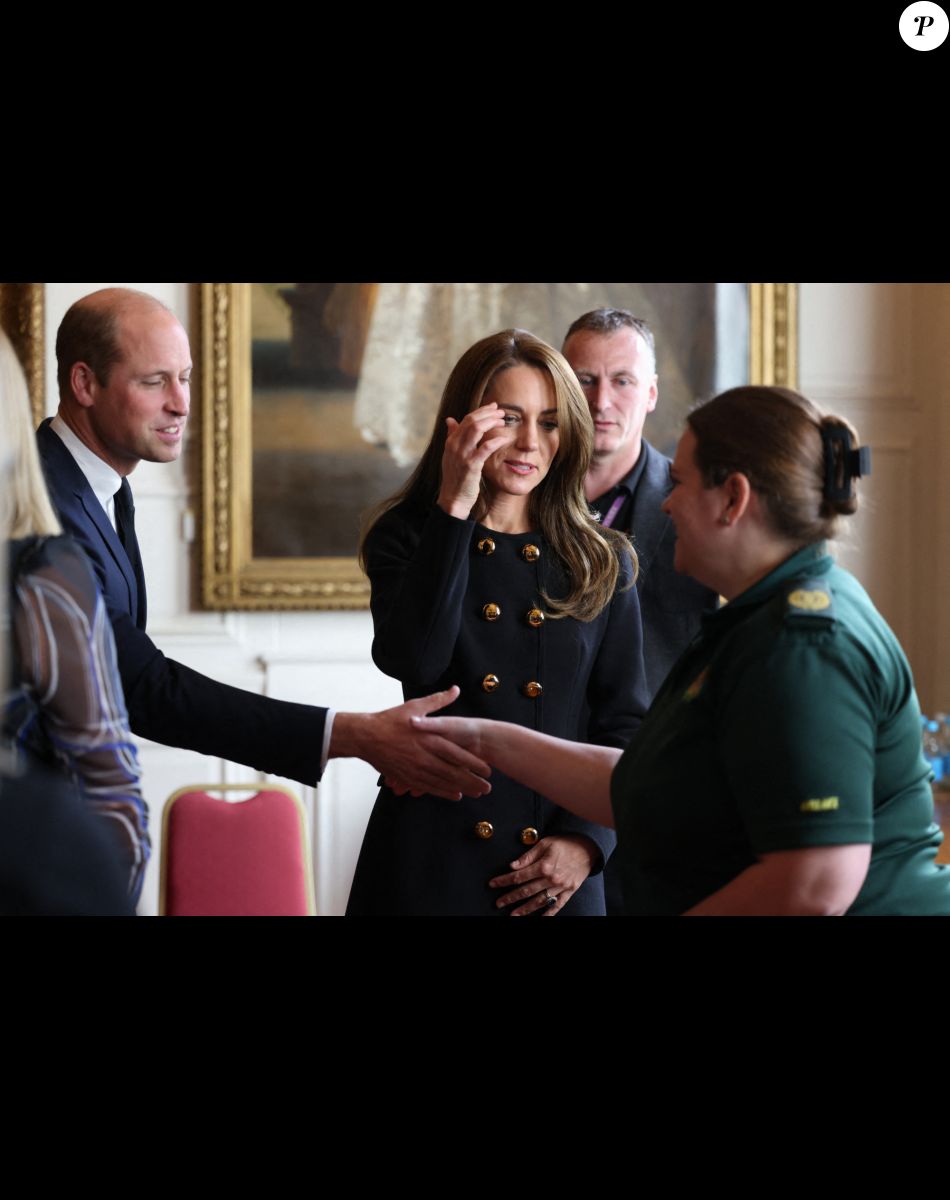 Le prince William, prince de Galles, et Catherine (Kate) Middleton, princesse de Galles, rencontrent des bénévoles et du personnel opérationnel au Windsor Guildhall à Windsor, Royaume Uni, le 22 septembre 2022, afin de les remercier de leur implication dlors des funérailles de la La reine Elisabeth II au château de Windsor.