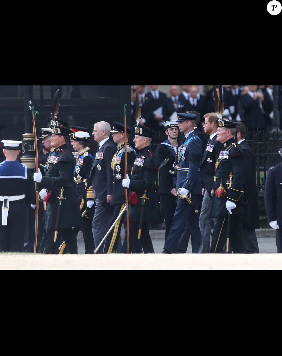 Le roi Charles III d'Angleterre, La princesse Anne, Le prince Andrew, duc d’York,, Le prince Edward, comte de Wessex, Le prince William, prince de Galles, Le prince Harry, duc de Sussex - Sorties du service funéraire à l'Abbaye de Westminster pour les funérailles d'Etat de la reine Elizabeth II d'Angleterre, à Londres, Royaume Uni, le 19 septembre 2022.