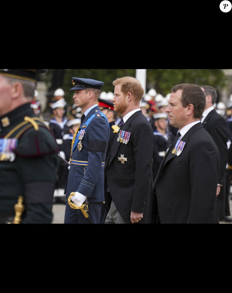 Le prince William, prince de Galles, le prince Harry, duc de Sussex et Peter Phillips - Procession du cercueil de la reine Elizabeth II d'Angleterre de Wesminster Hall où il était exposé au public, jusqu'à l'Abbaye de Westminster. Londres, le 19 septembre 2022. © Emilio Morenatti / PA via Bestimage