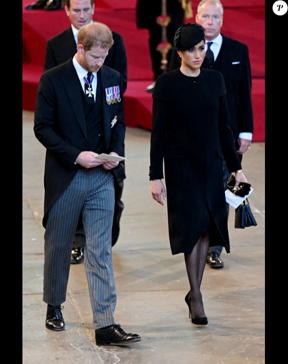 Le prince Harry et Meghan Markle - Procession cérémonielle du cercueil de la reine Elisabeth II du palais de Buckingham à Westminster Hall à Londres le 14 septembre 2022. © Photoshot / Panoramic / Bestimage