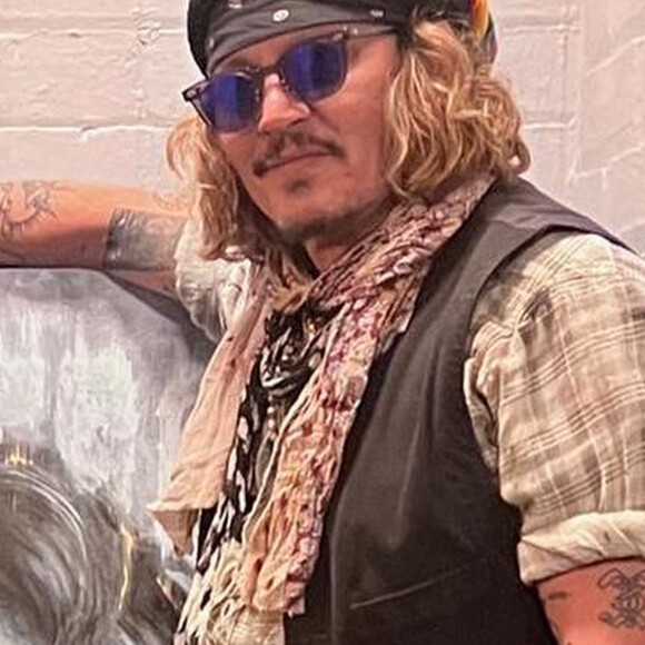 L'artiste Scott Greenwood présente son oeuvre à Johnny Depp à l'o2 apollo de Manchester, Royaume Uni, le 4 juin 2022. Johnny Depp a signé des autographe de copies pour toute la famille de l'artiste. 