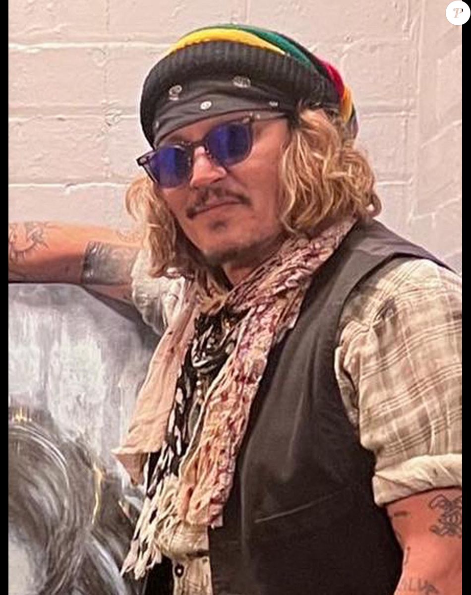 L'artiste Scott Greenwood présente son oeuvre à Johnny Depp à l'o2 apollo de Manchester, Royaume Uni, le 4 juin 2022. Johnny Depp a signé des autographe de copies pour toute la famille de l'artiste.