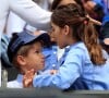 Charlene Riva et Myla Rose Federer et l'un des fils de Roger Federer lors de son match contre Lloyd Harris à Wimbledon le 2 juillet 2019.