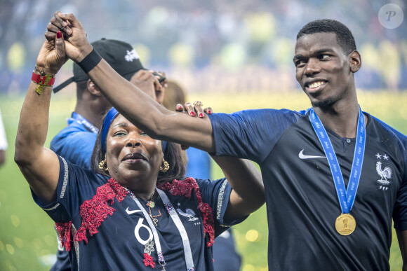 Paul Pogba avec sa mère Yeo et ses frères Florentin Pogba et Mathias Pogba - L'équipe de France célèbre son deuxième titre de Champion du Monde sur la pelouse du stade Loujniki après leur victoire sur la Croatie (4-2) en finale de la Coupe du Monde 2018 (FIFA World Cup Russia2018), le 15 juillet 2018. 