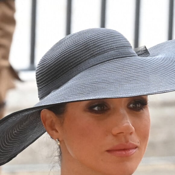 Info - Meghan Markle porte une paire de boucles d'oreilles en diamants et perles offert par la Meghan Markle, duchesse de Sussex - Arrivées au service funéraire à l'Abbaye de Westminster pour les funérailles d'Etat de la reine Elizabeth II d'Angleterre le 19 septembre 2022. © Geoff Pugh / PA via Bestimage 
