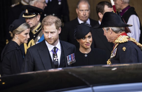Le prince Harry et Meghan Markle - Procession cérémonielle du cercueil de la reine Elisabeth II du palais de Buckingham à Westminster Hall à Londres le 14 septembre 2022. 