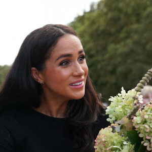 Meghan Markle, duchesse de Sussex à la rencontre de la foule devant le château de Windsor, suite au décès de la reine Elisabeth II d'Angleterre. Le 10 septembre 2022 