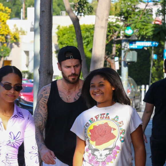 Christina Milian fait du shopping avec sa fille Violet et son mari Matt Pokora (M. Pokora) à Los Angeles le 6 avril 2022.