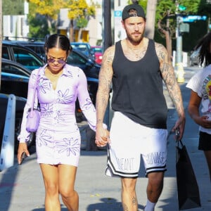 Christina Milian fait du shopping avec sa fille Violet et son mari Matt Pokora (M. Pokora) à Los Angeles le 6 avril 2022.