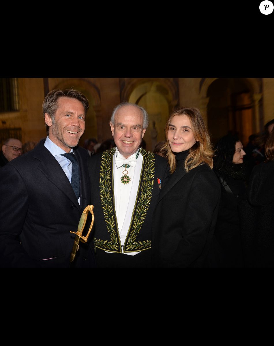 Frédéric Mitterrand entre le prince Emmanuel-Philibert de Savoie et sa femmme Clotilde Courau lors de la cérémonie d'installation de F.Mitterrand à l'académie des Beaux-Arts à Paris, France, le 6 février 2020. © Veeren/Bestimage