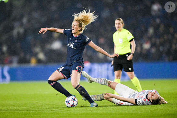 Kheira Hamraoui (PSG) vs Lea Schuller (Bayern Munich) - Match de quart de finale retour de la Ligue des champions féminine de l'UEFA 2021-2022 "PSG - Bayern Munich (2-2)" au Parc des Princes à Paris, le 30 mars 2022.