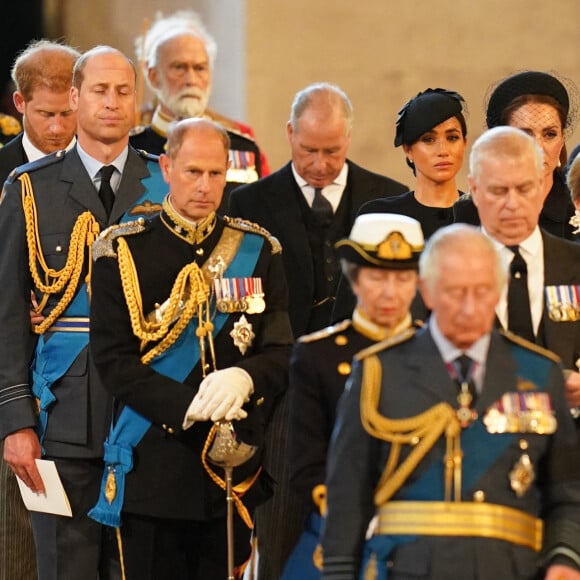 Le roi Charles III d'Angleterre, la reine consort Camilla Parker Bowles, la princesse Anne, Timothy Laurence, le prince Andrew, duc d'York, le prince Edward, comte de Wessex, la comtesse Sophie de Wessex, le prince de Galles William, le prince Harry, duc de Sussex, le prince Andrew, duc d'York, Peter Phillips - Intérieur - Procession cérémonielle du cercueil de la reine Elisabeth II du palais de Buckingham à Westminster Hall à Londres. Le 14 septembre 2022 