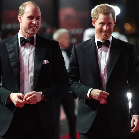 Le prince William, duc de Cambridge et le prince Harry lors de la premiere de Star Wars, épisode VIII : Les Derniers Jedi au Royal Albert Hall à Londres le 12 décembre 2017. 