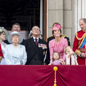 Camilla Parker Bowles, duchesse de Cornouailles, le prince Charles, prince de Galles, la princesse Eugenie d'York, la reine Elisabeth II d'Angleterre, le prince Philip, duc d'Edimbourg, Catherine Kate Middleton , duchesse de Cambridge, la princesse Charlotte, le prince George et le prince William, duc de Cambridge - La famille royale d'Angleterre assiste à la parade "Trooping the colour" à Londres le 17 juin 2017. 