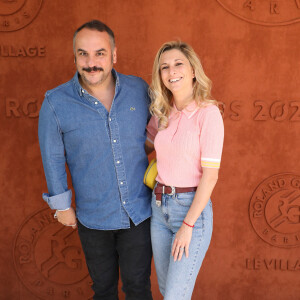 François-Xavier Demaison et sa femme Anaïs Tihay au village lors des internationaux de France Roland Garros à Paris le 13 juin 2021. © Dominique Jacovides / Bestimage 