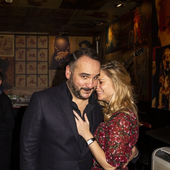 François-Xavier Demaison et sa femme Anaïs au photocall de la 1ère édition des "Olympia Awards", cérémonie récompensant des artistes de la musique et de l'humour, présentée par A. de Caunes à l'Olympia. Paris, le 11 décembre 2019. © Tribeca-Gorassini/Bestimage 