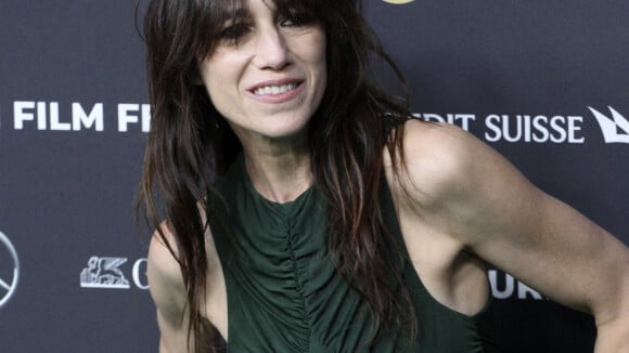 Charlotte Gainsbourg sculpturale en vert émeraude, elle ose une robe très serrée à Zurich