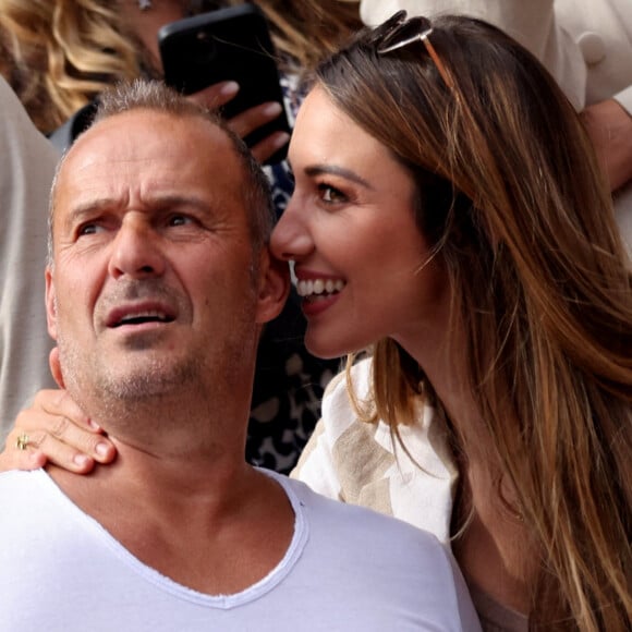 Roger Erhart et sa compagne Delphine Wespiser, Miss France - Célébrités dans les tribunes des internationaux de France de Roland Garros à Paris. © Cyril Moreau - Dominique Jacovides/Bestimage