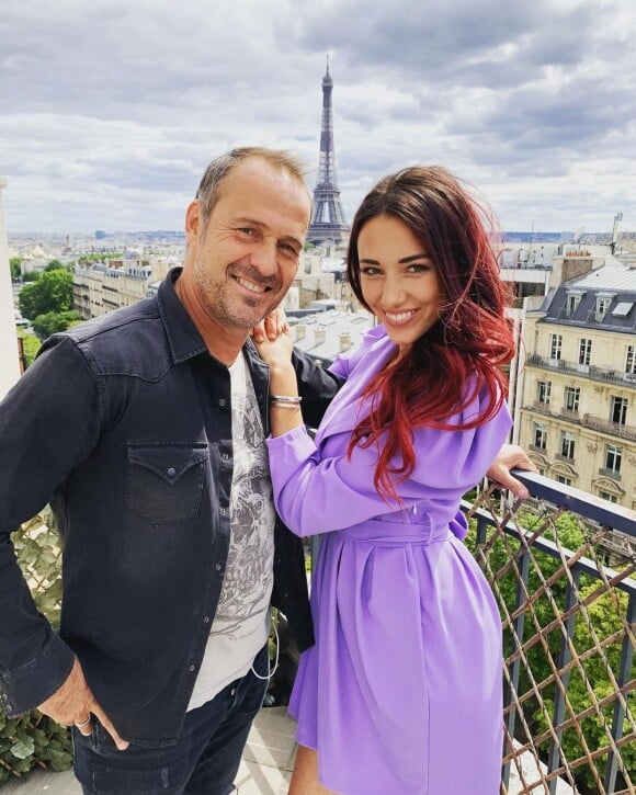 Roger Erhart et Delphine Wespiser devant la tour Eiffel, au temps de leur histoire d'amour