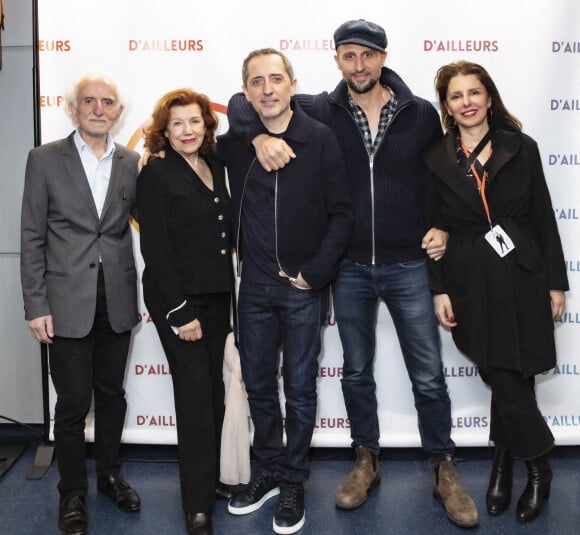 Exclusif - Gad Elmaleh avec ses parents David et Régine Elmaleh, son frère Arié Elmaleh et sa soeur Judith Elmaleh - Gad Elmaleh lors de la dernière parisienne de son spectacle "D'ailleurs" au Dôme de Paris le 26 février 2022 au cocktail de l'After show. © Jack Tribeca / Bestimage 