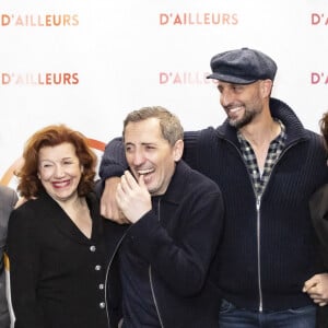 Exclusif - Gad Elmaleh avec ses parents David et Régine Elmaleh, son frère Arié Elmaleh et sa soeur Judith Elmaleh - Gad Elmaleh lors de la dernière parisienne de son spectacle "D'ailleurs" au Dôme de Paris le 26 février 2022 au cocktail de l'After show. © Jack Tribeca / Bestimage 