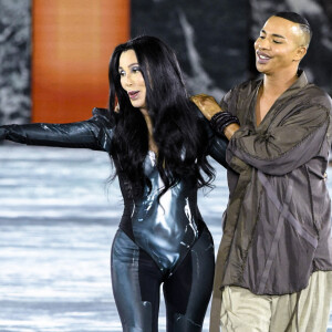 La chanteuse Cher et Olivier Rousteing - Défilé de mode prêt-à-porter printemps-été 2023 Femmes "Balmain" lors de la fashion week de Paris. Le 28 septembre 2022 