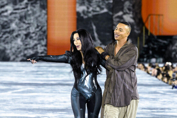 La chanteuse Cher et Olivier Rousteing - Défilé de mode prêt-à-porter printemps-été 2023 Femmes "Balmain" lors de la fashion week de Paris. Le 28 septembre 2022 