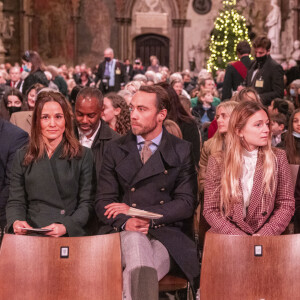 La famille de la duchesse de Cambridge, Pippa Middleton, James Middleton et sa femme Alizée, ses parents, Michael et Carole assistent au service de chant communautaire Together At Christmas à l'abbaye de Westminster, à Londres.