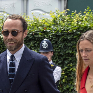 James Middleton et sa compagne Alizee Thevenet arrivent pour assister à la finale homme du tournoi de Wimbledon à Londres, le 14 juillet 2019.