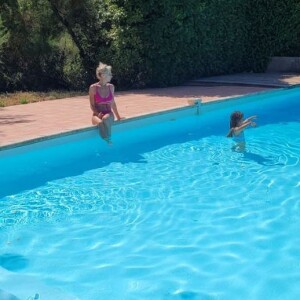 Rebecca Hampton avec sa fille à la piscine