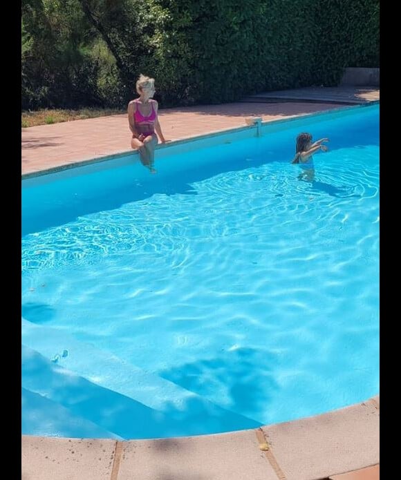 Rebecca Hampton avec sa fille à la piscine