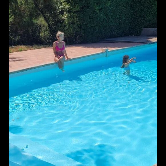 Rebecca Hampton avec sa fille à la piscine