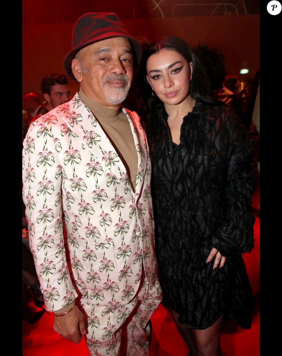 Christian Louboutin et Charli XCX - Défilé de Christian Louboutin dans les Salons Eiffel de la Tour Eiffel dans le cadre de la Collection Femme Prêt-à-porter Printemps/Eté 2023 de la Fashion Week de Paris (PWF), France, le 30 septembre 2022. © Bertrand Rindoff/Bestimage
