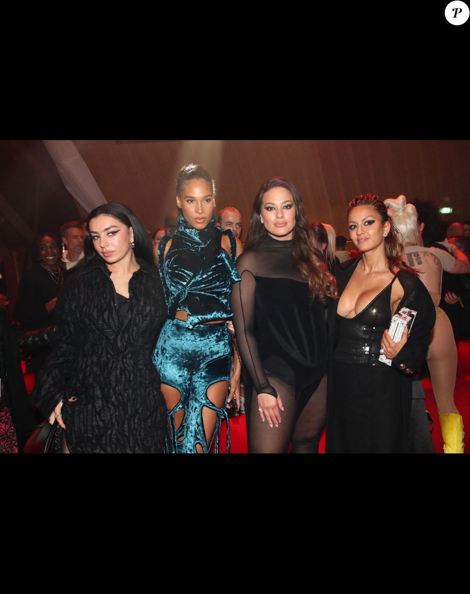 Charli XCX, Cindy Bruna, Ashley Graham et Natasha Poonawalla - Défilé de Christian Louboutin dans les Salons Eiffel de la Tour Eiffel dans le cadre de la Collection Femme Prêt-à-porter Printemps/Eté 2023 de la Fashion Week de Paris (PWF), France, le 30 septembre 2022. © Bertrand Rindoff/Bestimage