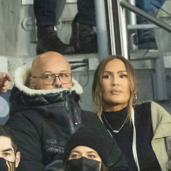 Vitaa (enceinte de son 3ème enfant) et son mari Hicham Bendaoud, Nikola Karabatic et sa compagne Geraldine Pillet - People lors de la huitième de finale aller de la Ligue des champions entre le PSG et le Real Madrid au Parc des Princes à Paris le 15 février 2022. © Cyril Moreau/Bestimage.