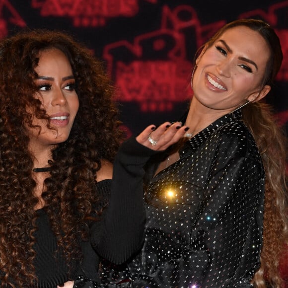 Amel Bent (enceinte) et Vitaa lors de la 23ème édition des NRJ Music Awards 2021 au Palais des Festivals de Cannes, le 20 novembre 2021. © Rachid Bellak/Bestimage.
